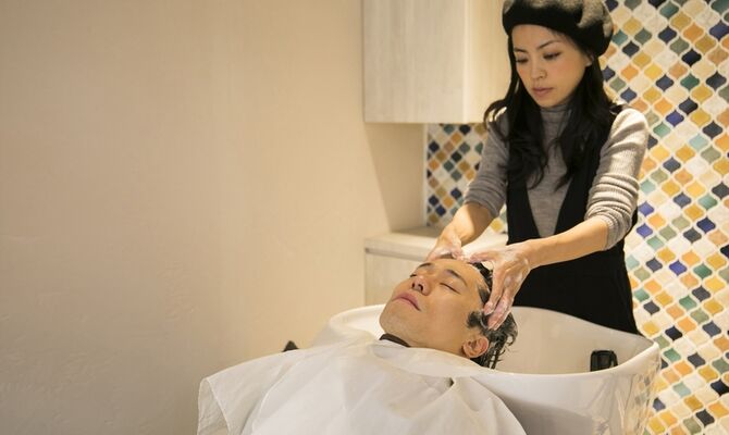 シャンプーを行う女性