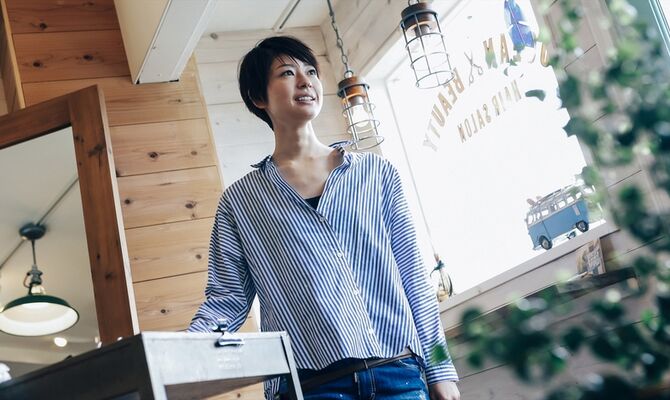 カウンターの女性スタッフ