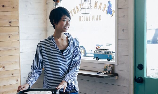 カウンターに立つ女性